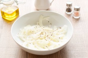 Деревенский свадебный салат из свинины с луком