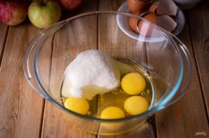 Мамина шарлотка с яблоками Мамина шарлотка с яблоками