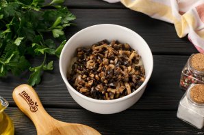 Мясной закусочный торт с грибами и маринованными огурцами Мясной закусочный торт с грибами и маринованными огурцами