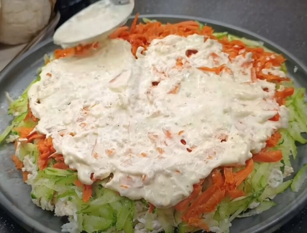 Салат «Петрович» из простых продуктов. Домашний вкус и невероятная сочность — всё, что нужно для уютного застолья! Салат «Петрович» из простых продуктов. Домашний вкус и невероятная сочность — всё, что нужно для уютного застолья!