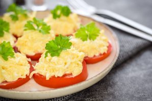 Помидоры под сырной шапочкой Помидоры под сырной шапочкой