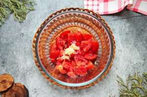Салат с помидорами, ананасом и сыром Салат с помидорами, ананасом и сыром