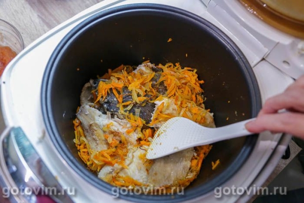 Камбала, жаренная с овощами в мультиварке