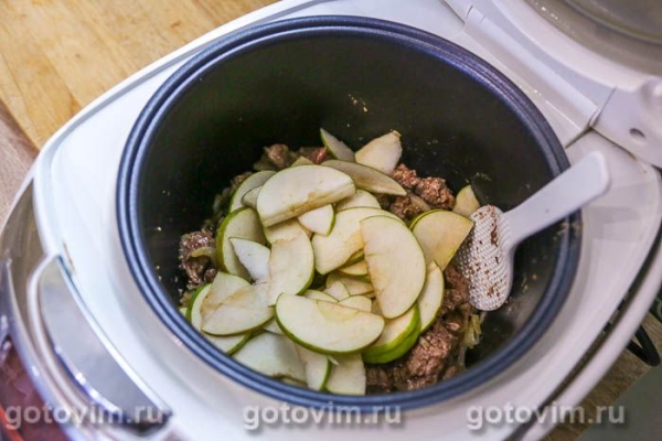 Куриная печень с яблоками, луком и сметаной в мультиварке