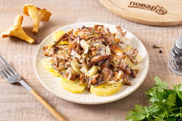 Лисички, запеченные в сметане с картофелем Лисички, запеченные в сметане с картофелем