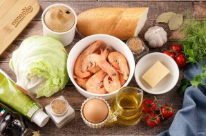 Салат "Цезарь" с креветками классический простой Салат "Цезарь" с креветками классический простой