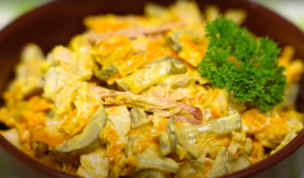 Готовлю на все праздники. Очень вкусный салат «Обжорка» Готовлю на все праздники. Очень вкусный салат «Обжорка»