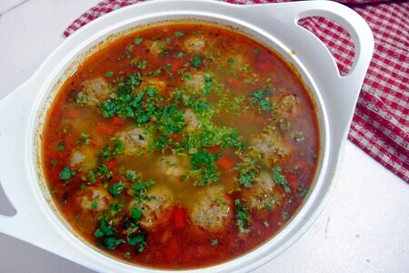 Быстросуп с фрикадельками, белой фасолью и лапшой