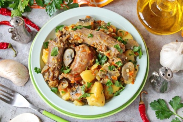 Индейка с картошкой и шампиньонами Индейка с картошкой и шампиньонами