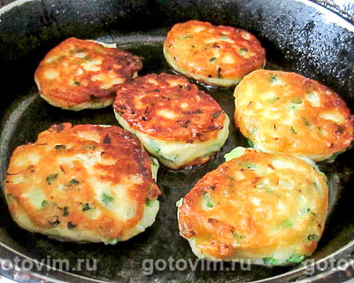 Оладьи на кефире с капустой и зелёным луком