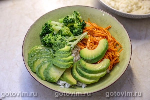 Поке с авокадо, брокколи и яйцом Поке с авокадо, брокколи и яйцом