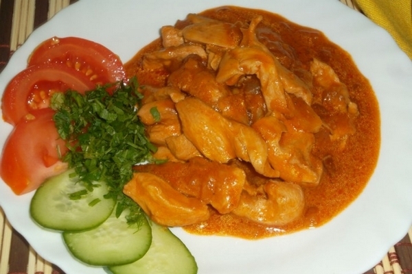 Гуляш из куриного филе с овощами и сметаной