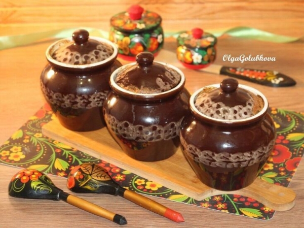 Свинина в горшочках с молочным соусом