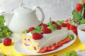 Бисквитный рулет с клубникой