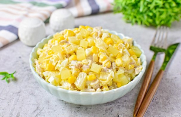 Салат с копченой курицей, ананасом, сыром и кукурузой Салат с копченой курицей, ананасом, сыром и кукурузой