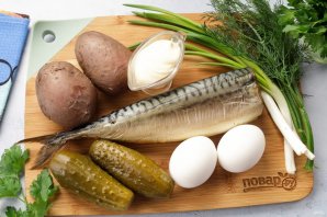 Салат со скумбрией и соленым огурцом Салат со скумбрией и соленым огурцом