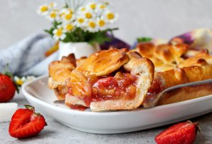 Пирог с клубникой и ревенем