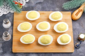 Фаршированные яйца "Глаз змеи" Фаршированные яйца "Глаз змеи"