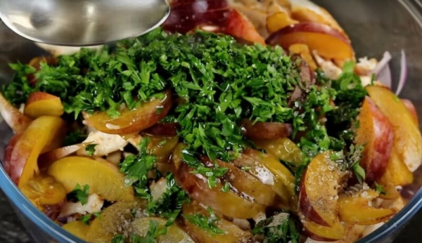 Салат, который заставил нас забыть про майонез: свежий и хрустящий. Рецепт с изюминкой