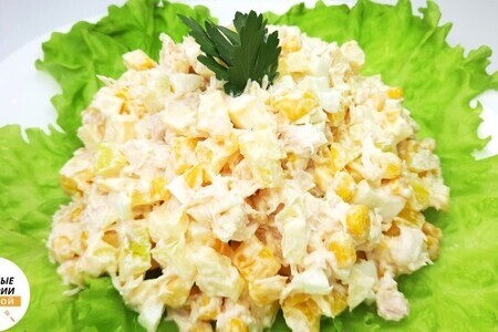 Салат с куриной грудкой, яблоком и кукурузой Салат с куриной грудкой, яблоком и кукурузой