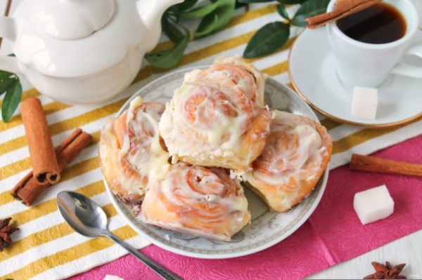 Рулетики с корицей и глазурью Рулетики с корицей и глазурью
