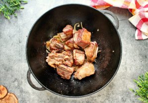 Говяжьи ребрышки в казане с луком Говяжьи ребрышки в казане с луком