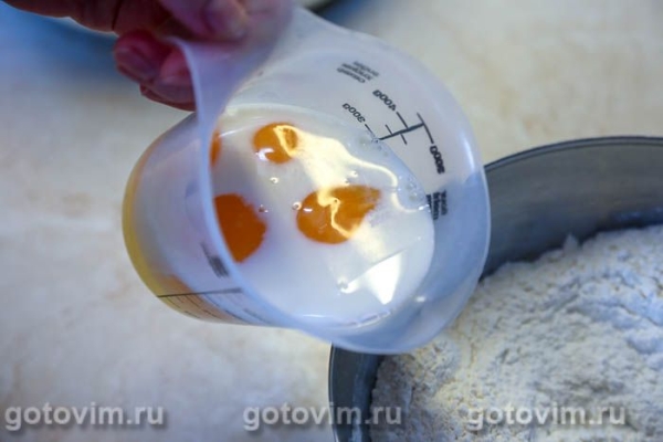 Кулич с изюмом и шоколадной начинкой Кулич с изюмом и шоколадной начинкой