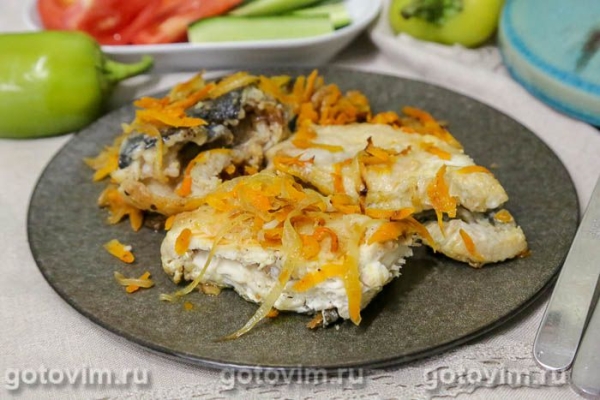 Камбала, жаренная с овощами в мультиварке