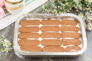 Торт из печенья с кремом из сметаны и сгущёнки Торт из печенья с кремом из сметаны и сгущёнки