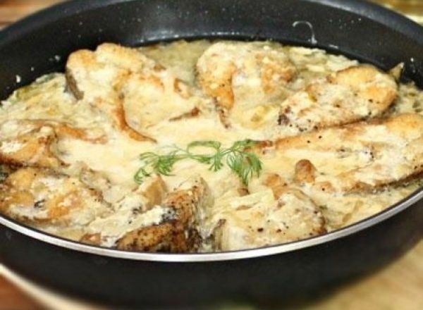 Жареная щука в сметане на сковороде