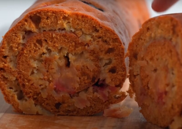 Сочный рулет из яблок на медовом тесте: рецепт-шедевр за 25 минут. Не описать словами, как вкусно Сочный рулет из яблок на медовом тесте: рецепт-шедевр за 25 минут. Не описать словами, как вкусно