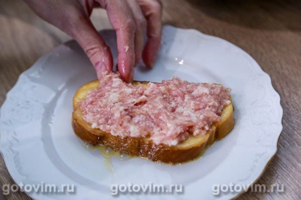 Горячие бутерброды с мясным фаршем в мультиварке