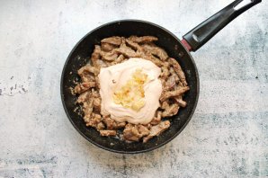 Свиная печень по-строгановски Свиная печень по-строгановски