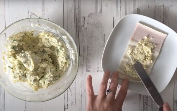 Гости съели их первыми. Эффектные рулетики из крабовых палочек: простой рецепт Гости съели их первыми. Эффектные рулетики из крабовых палочек: простой рецепт