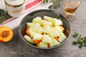 Фруктовый салат с дыней и нектаринами Фруктовый салат с дыней и нектаринами