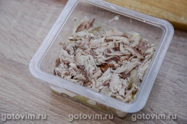 Слоеный салат из копченой скумбрии с картофелем и свежим огурцом
