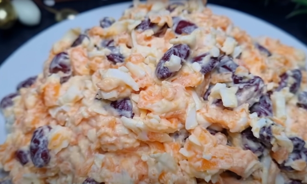 Салат «Дружба»: гениальный рецепт за копейки, который вы приготовите быстрее, чем успеете накрыть на стол