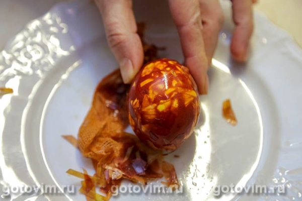 Мраморные яйца в луковой шелухе 