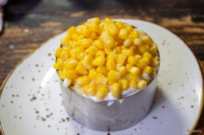 Салат из кальмаров с яйцом, огурцом и кукурузой Салат из кальмаров с яйцом, огурцом и кукурузой