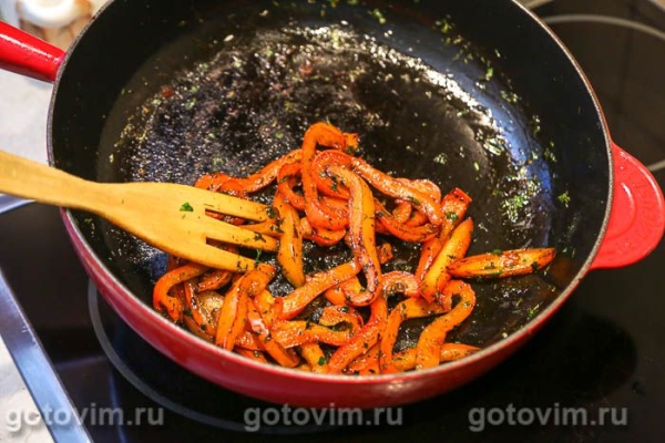 Свиная вырезка в тесте, запеченная со сладким перцем