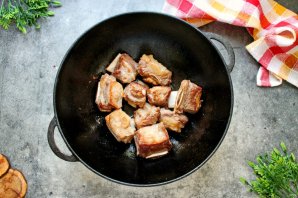 Говяжьи ребрышки в казане с луком Говяжьи ребрышки в казане с луком