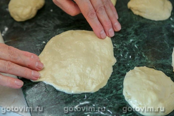 Несладкие пончики с салатом из сыра, яиц и зелени Несладкие пончики с салатом из сыра, яиц и зелени