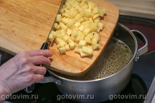 Борщ с мясом и свекольной ботвой