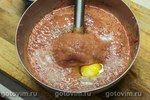 Печеночный торт с карамелизированным луком и клюквой