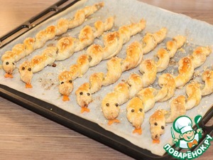 Змейки из слоеного теста с начинкой