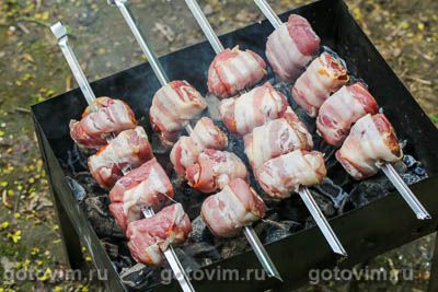 Шашлык из мясных рулетиков с беконом