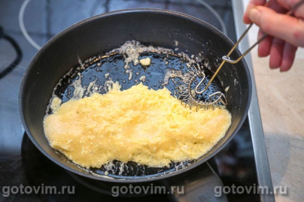 Круассан-сэндвич с ветчиной и яичницей Круассан-сэндвич с ветчиной и яичницей