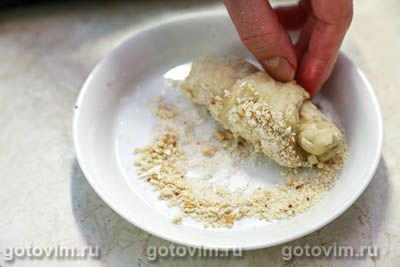 Постные рогалики из бананового теста с арахисом