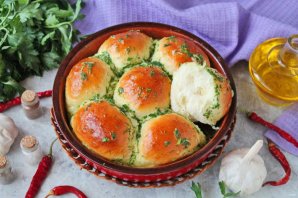 Чесночные булочки в духовке из дрожжевого теста Чесночные булочки в духовке из дрожжевого теста