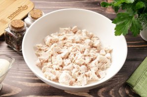 Салат с курицей, помидором и огурцом Салат с курицей, помидором и огурцом